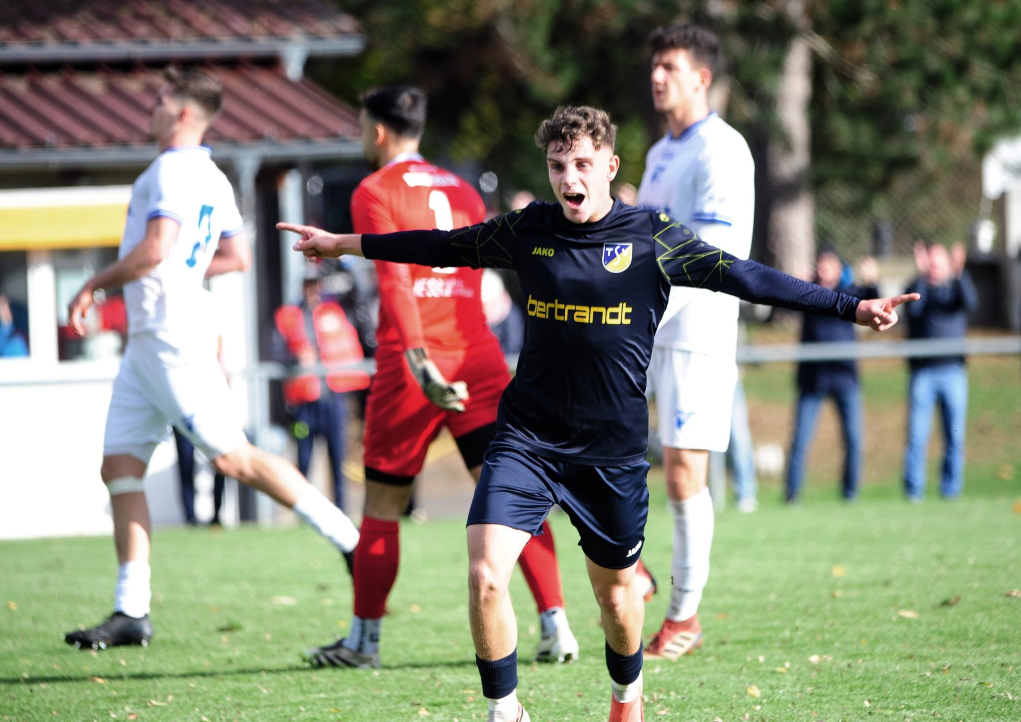 Tino Dannecker bejubelt seinen Treffer zum zwischenzeitlichen 1:0 beim 2:1-Erfolg des TSV Ehningen.