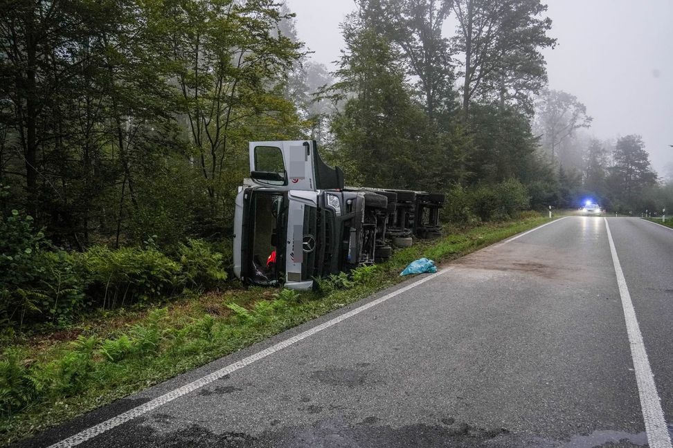 Bis der LKW geborgen werden kann, wird es wohl noch einige Zeit dauern. Bild: SDMG/Dettenmeyer