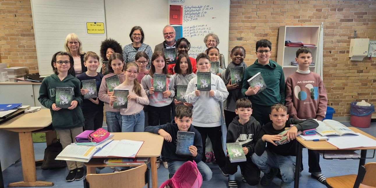 Sabine Mundle, Hanna Bacherle, Dr. Karl Peter Hoffmann und Ingrid Bitter (hinten von links) und die Kinder der Gemeinschaftsschule im Sindelfinger Eichholz. Bild: z