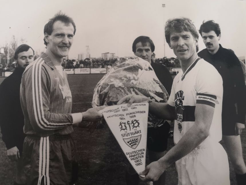 Horst Stritzelberger (links) beim Wimpeltausch mit Karlheinz Förster 1985 vor dem Freundschaftsspiel der SV Böblingen gegen den VfB Stuttgart. Dahinter die Schiedsrichter Hermann Grumbach, Richard Armbruster und Thomas Schnaufer (von links). Der Bunesligist gewann 7:1 im Stadion am Silberweg.Bild: Stampe/A