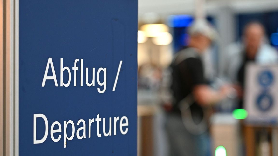Den Betrunkenen hat die Polizei den Abflug verwehrt. (Symbolbild)