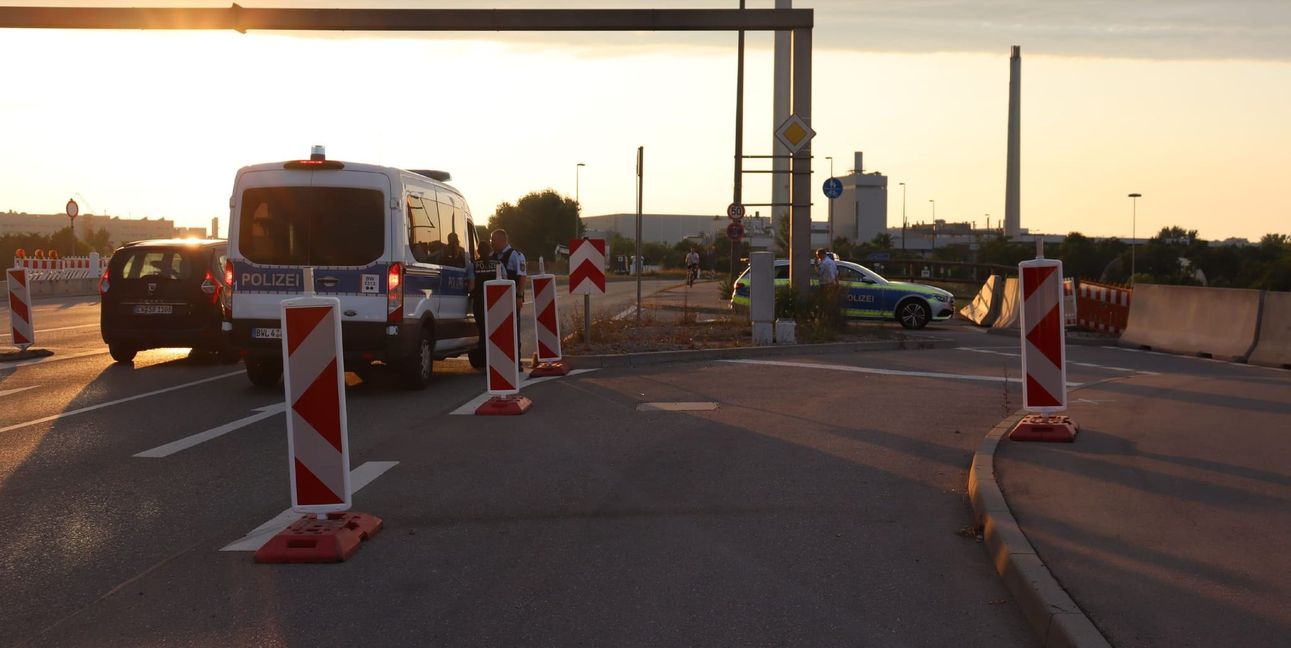 Einsatzwagen der Polizei in der Nähe der Fundstelle.