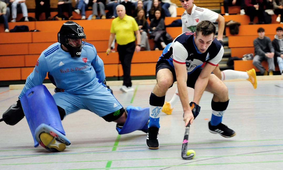 Jonathan Schlichtig lässt den Torhüter des Nürnberger HTC II ins Leere rutschen.