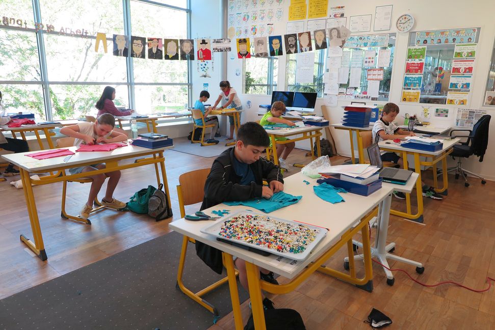 Hochkonzentriert arbeiten die Schüler an ihren Kostümen. Bild: Groß