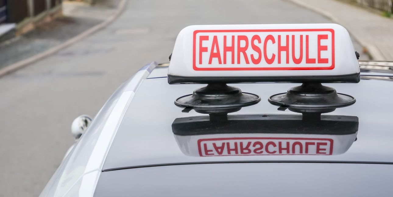 Die Fahrschulen kostet das Zeit und Geld, weil sie nicht nur den Prüfer hin und her chauffieren, sondern zuvor auch die Fahrzeuge, die an einem Prüfungstag benötigt werden.Bild: Animaflora/Adobe Stock