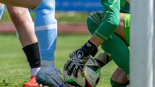 Nach dem Zugang zu Damentoiletten wird Transfrauen in England nun auch die Teilnahme am Frauenfußball versagt (Symbolfoto).