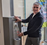 Stadtmanager Thomas Geldermann zapft frisches Wasser.