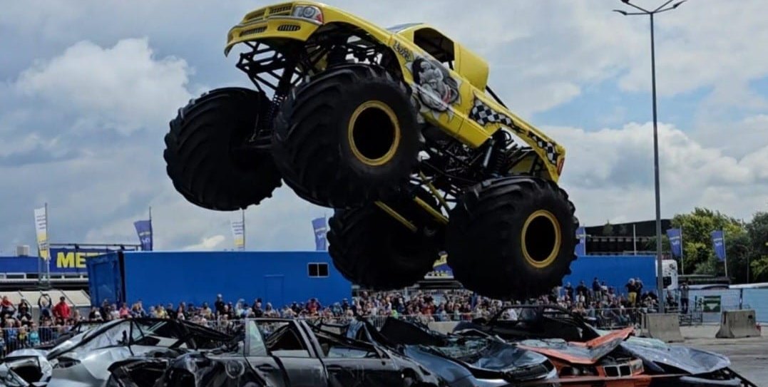 Armes Häschen bis du krank, dass du nicht mehr hüpfen kannst? Von wegen. Die Monster Trucks der „Chaos Extreme“-Show scheinen durch die Luft zu fliegen.