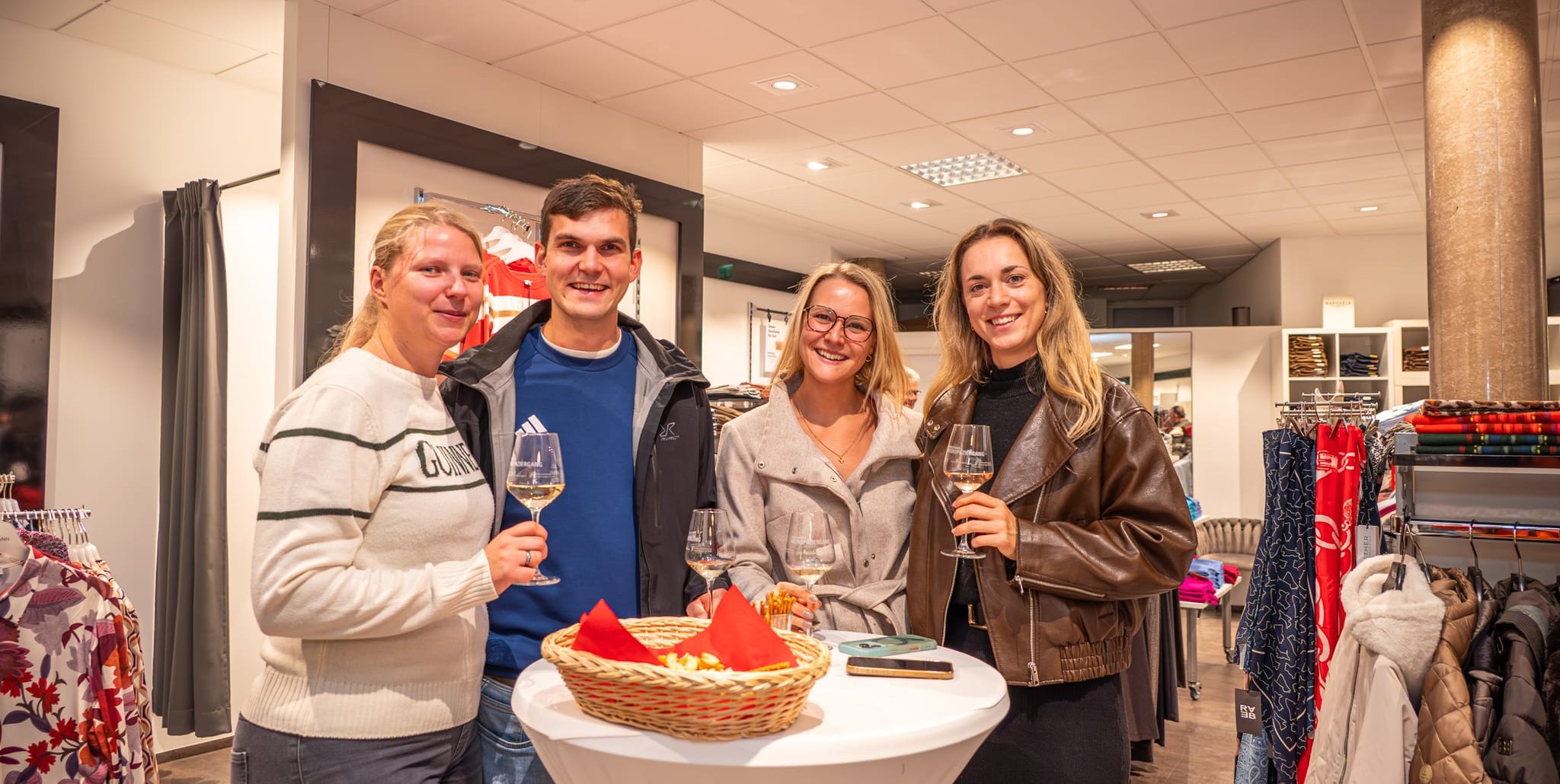 Nathalie Czöppan, Steffen Czöppan,Selina Klein,  und Antonella Madler genießen den Weinspaziergang.
