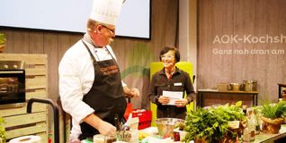 Die Zuschauer der Kochshow haben dann die Gelegenheit, Benjamin Steinrücken, von der Meistervereinigung Gastronom, und Stefanie Zinser über die Schulter zu schauen.