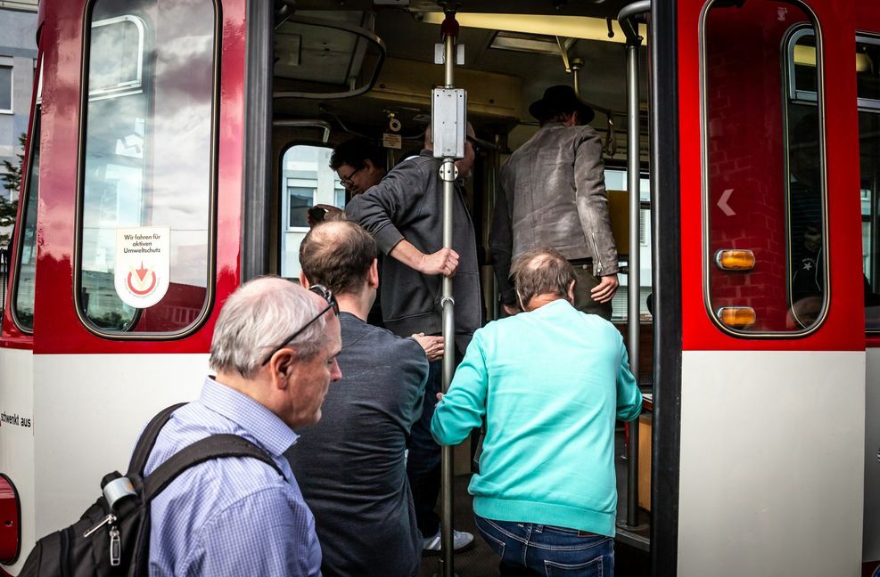 In Freiburg ist die Straßenbahn nach wie vor beliebt. Die Stadt hat deshalb mitten in der Pandemie den weiteren Ausbau ihres Straßenbahnnetzes beschlossen.
 Foto: Lichtgut/Julian Rettig