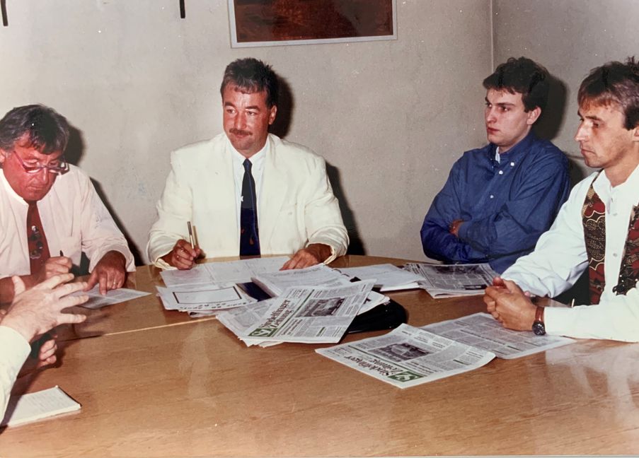 Redaktionskonferenz in den 90er-Jahren: Chefredakteur Winfried Holtmann, Chef vom Dienst Hans-Jörg Zürn und die Redakteure Philipp Hamann und Jörg Hamann (von links).  Bild: Stampe/Archiv