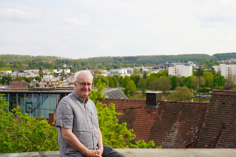 Hans-Jörg Zürn auf dem Schlossberg mit Blick auf „sein“ Böblingen.  Bild: Dettenmeyer