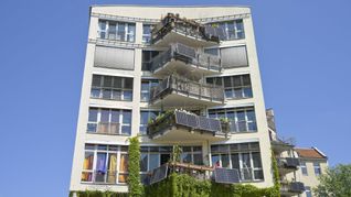 Ein Mehrfamilienhaus in Berlin mit mehreren Balkonkraftwerken: Wie geht es mit der Energiewende im Kleinen weiter?