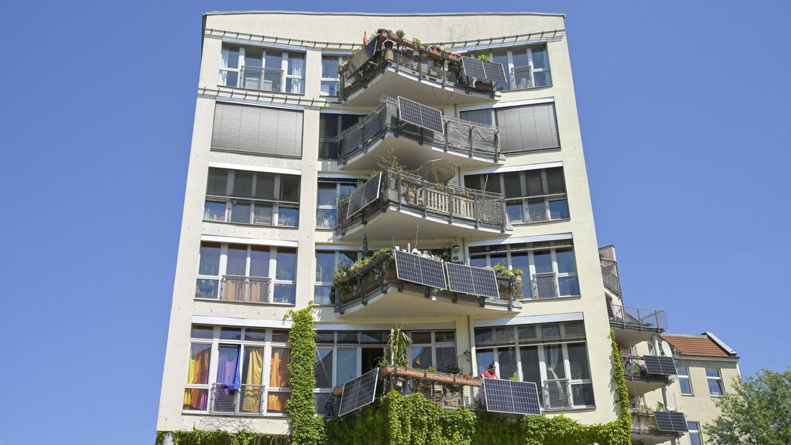 Ein Mehrfamilienhaus in Berlin mit mehreren Balkonkraftwerken: Wie geht es mit der Energiewende im Kleinen weiter?