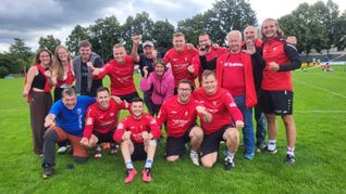 Die Freude über den Aufstieg in die Zweite Bundesliga kennt bei den TSV-Faustballern und ihrem Anhang keine Grenzen. Bild:  Faustball