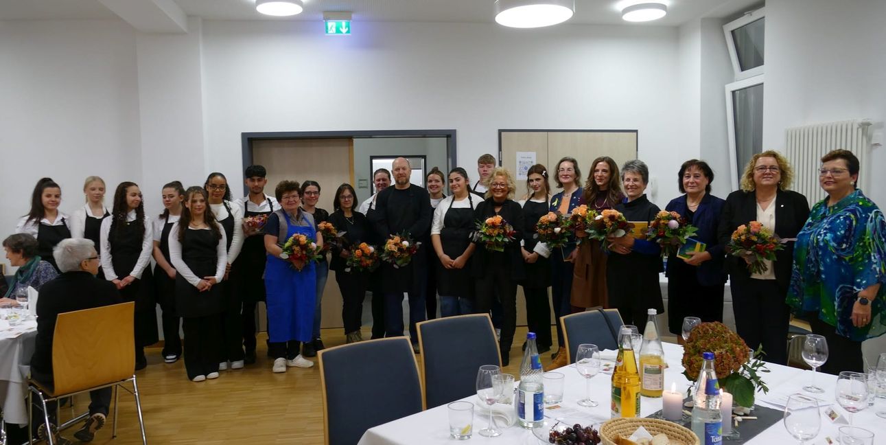 Die Jugendlichen der 10. Klasse in der Theodor-Heuss-Werkrealschule Böblingen, die das Essen servierten, das Ingenieurin Uthe Hartmann (mit blauer Schürze) gezaubert hatte und zwei Aktive der Kirchengemeinde. Rechts kommen Beate Müller-Gemmeke, Karoline Preisler, Stephanie Haiber, Ingrid Uhle, Senta Pflieger, Angelika Klingel und Gerlinde Feine.