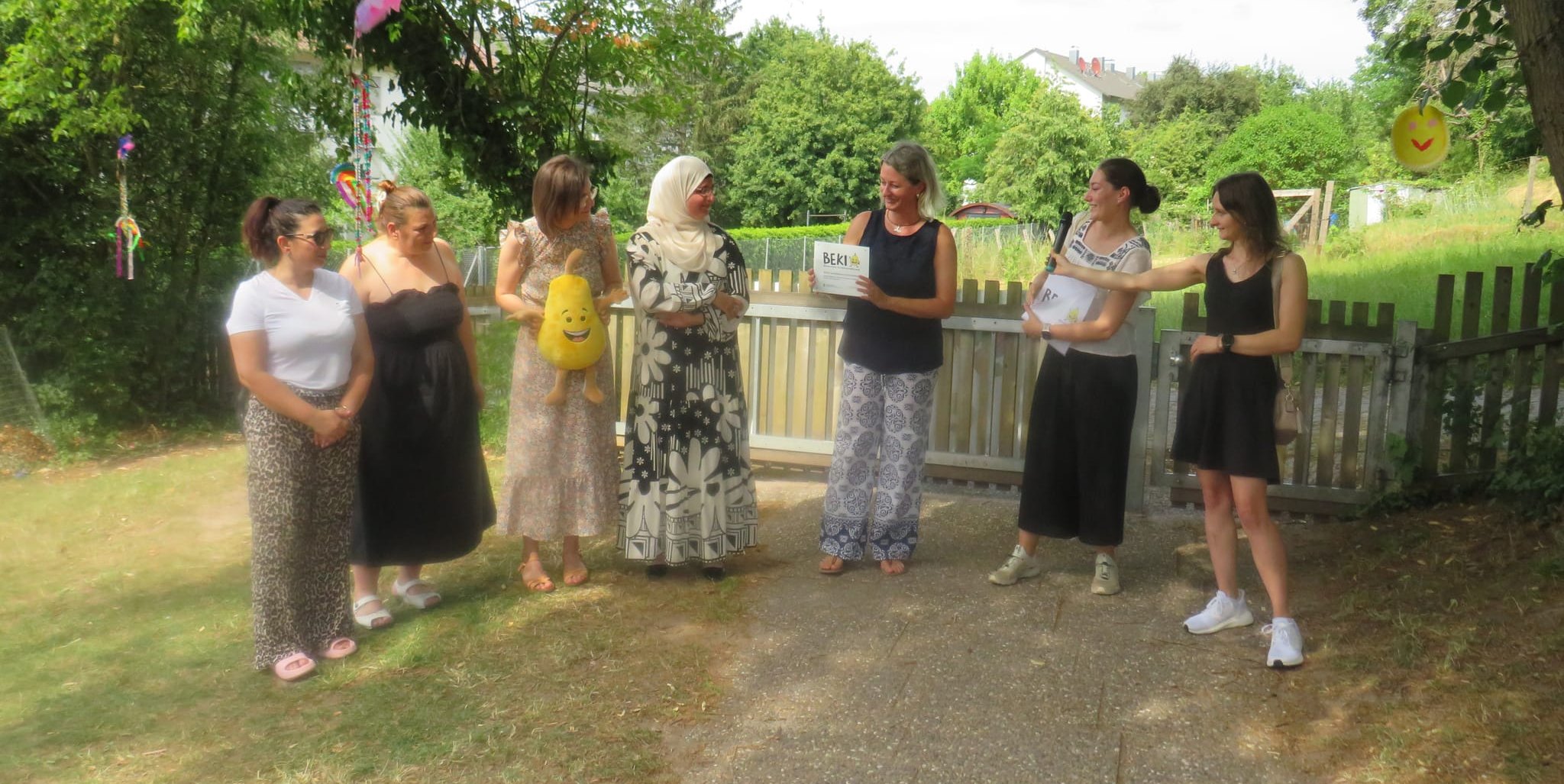Zertifikatsübergabe (von rechts): Anna Fricker (BEKI-Referentin), Bianca Schmid (BEKI-Koordinatorin), Monika Roth (Kita-Leitung), Uzunova-Orschel (Azubi), Frau Molerovich (Erzieherin), Frau Jaksic (Erzieherin) und Frau Khedr (stellvertretende Kita-Leitung).