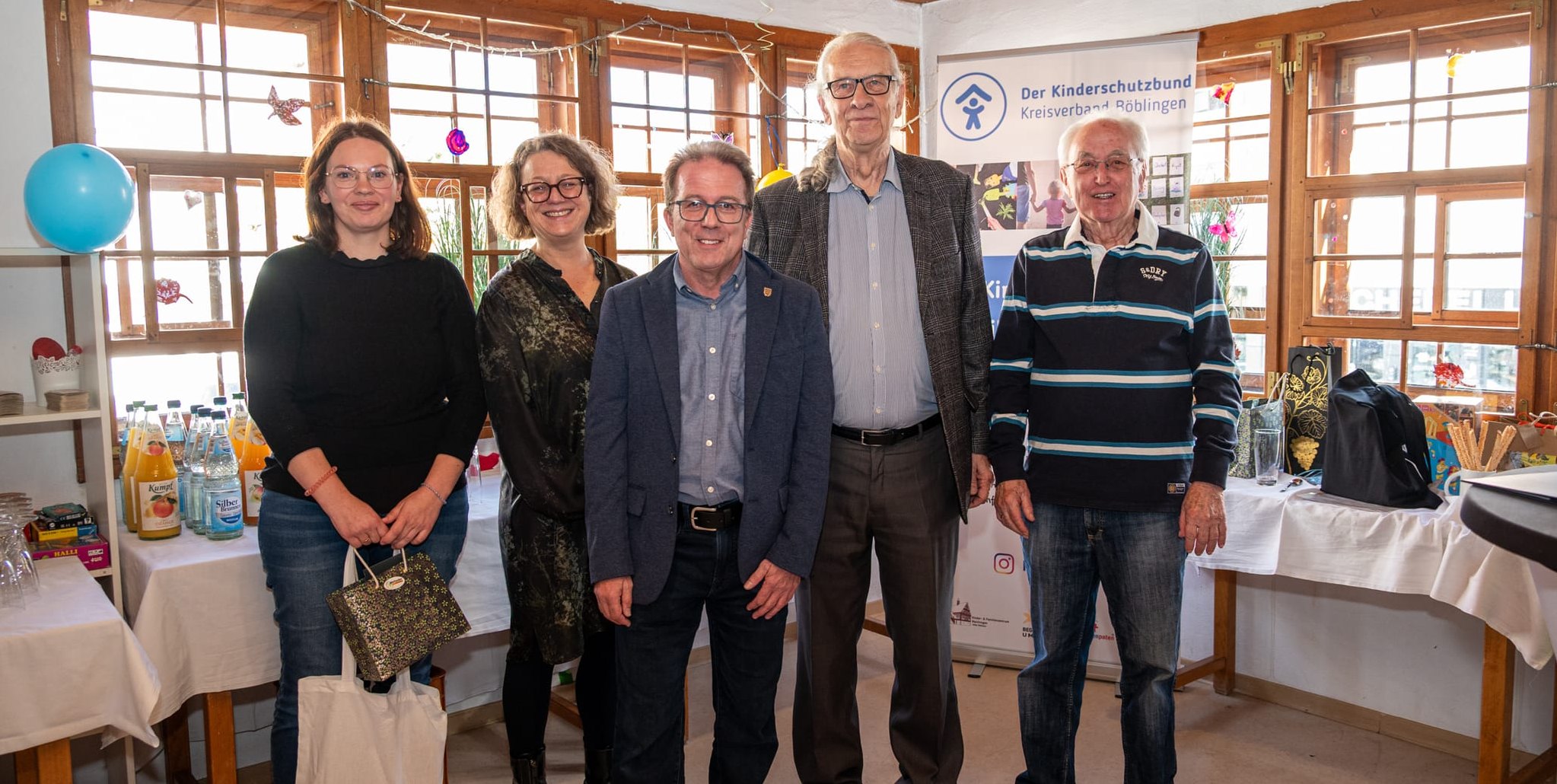 Christiane Mayer (Abteilungsleiterin Kinder und Jugend, Stadt Sindelfingen, 2. von links) und Ortsvorsteher Wolfgang Stierle (3. von rechts) verabschieden Rebecca Brodbeck, Reinhard Steinhübl und Peter Keller.