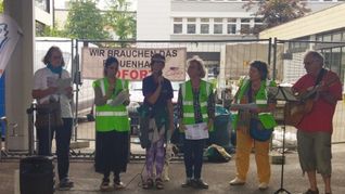 Der Frauenverband Courage hat vor dem Landratsamt für ein Frauen- und Kinderschutzhaus im Kreis Böblingen demonstriert.