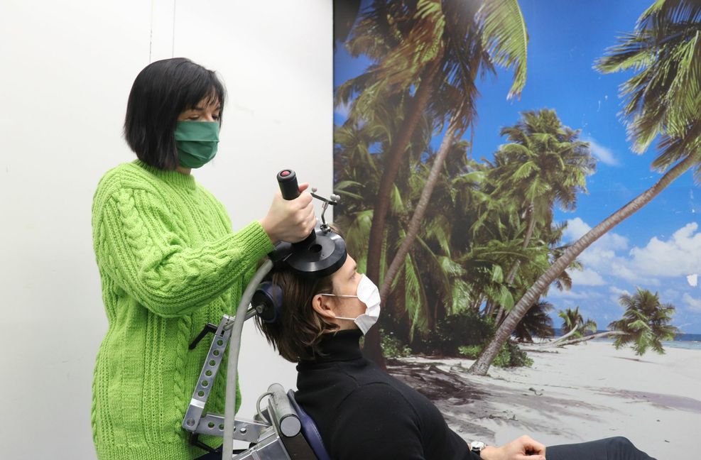 Im Labor der Uni Göttingen wird die nicht-invasive Hirnstimulation schon länger an Probanden durchgeführt.