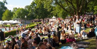 Wenn 15 000 Techno-Fans über den Rasen im Freibad gehen, kann der schon mal Schaden nehmen. Aber er richtet sich schnell wieder auf.