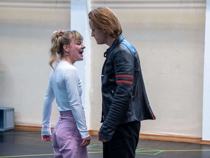 Isabel Waltsgott und Kaspar Nilsson lieben im Musical "We will rock you" die Rockmusik und wollen frei sein.