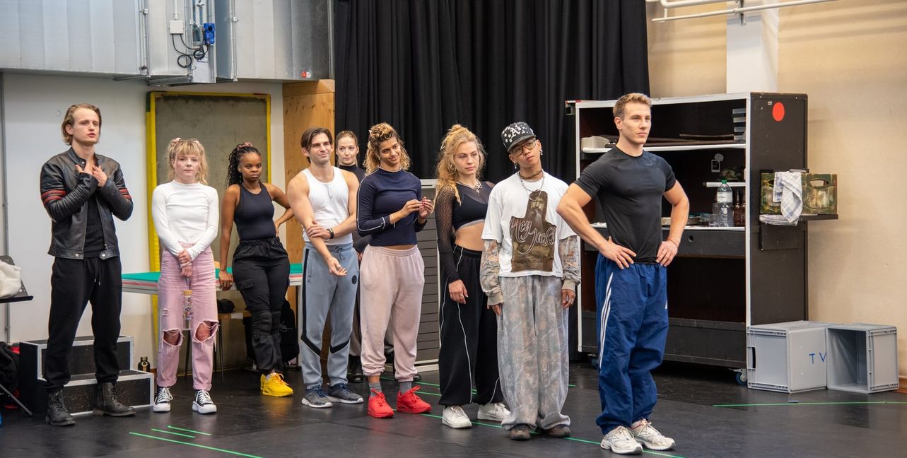 Noch stehen die Tänzer entspannt am Rand der Probebühne und warten auf ihren Einsatz.