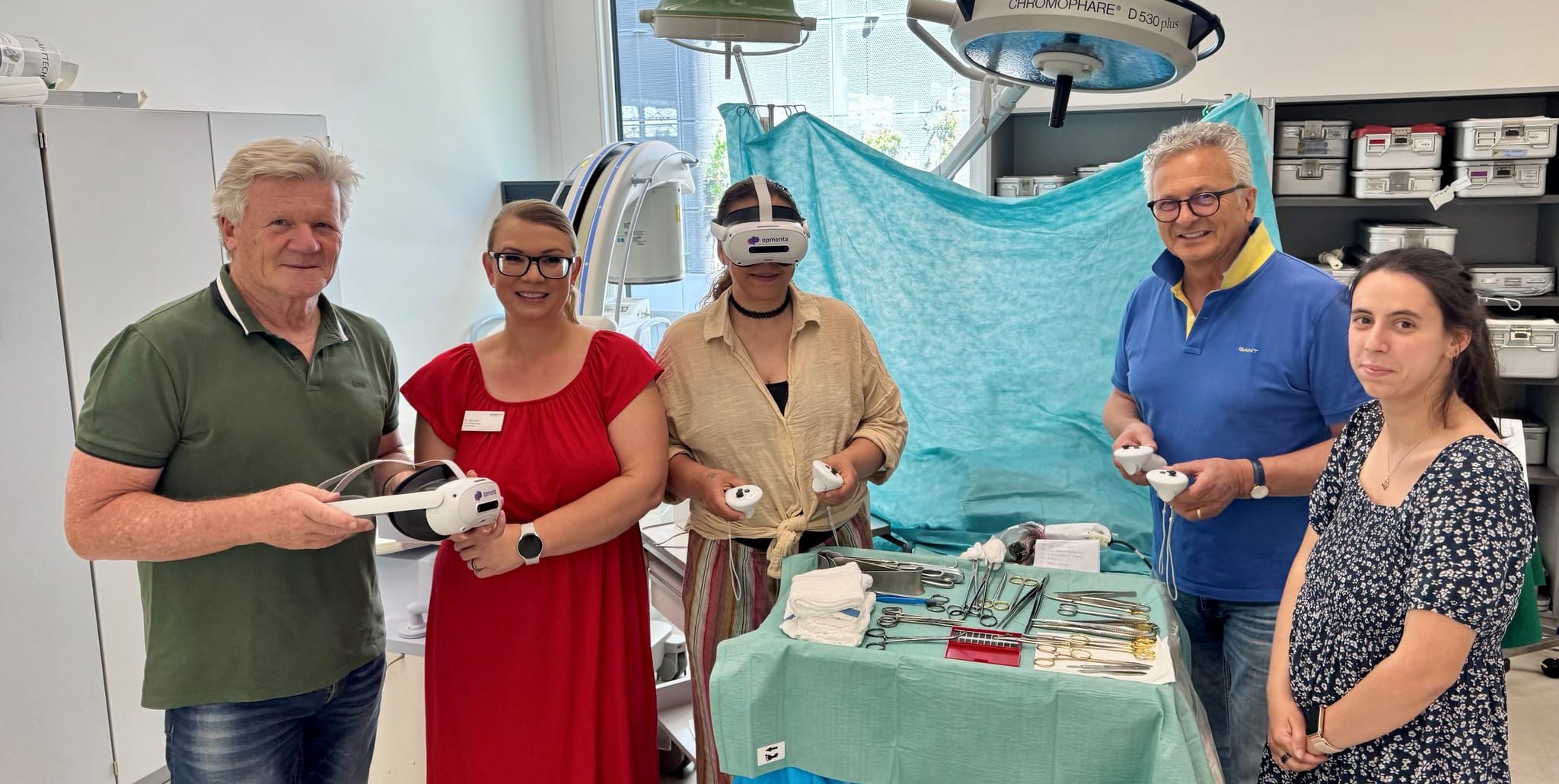 Nadine Schmidt von der Akademie für Gesundheitsberufe (Zweite von links) sowie die beiden Auszubildenden Flavia Rosa Ferreira und Sueli Gonzales Cottone freuen sich über die neuen Gadgets, die maßgeblich vom Förderverein des Klinikums Sindelfingen-Böblingen, vertreten durch den Vorstand Dr. Horst Nebelsieck (links) und Harald Kogel, finanziert wurden.
