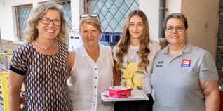Auf dem Foto steht Jolina Gaiser (Zweite von rechts) mit Helga Gillich und Martina Exner-Judd (links) sowie rechts Melanie Zahn.