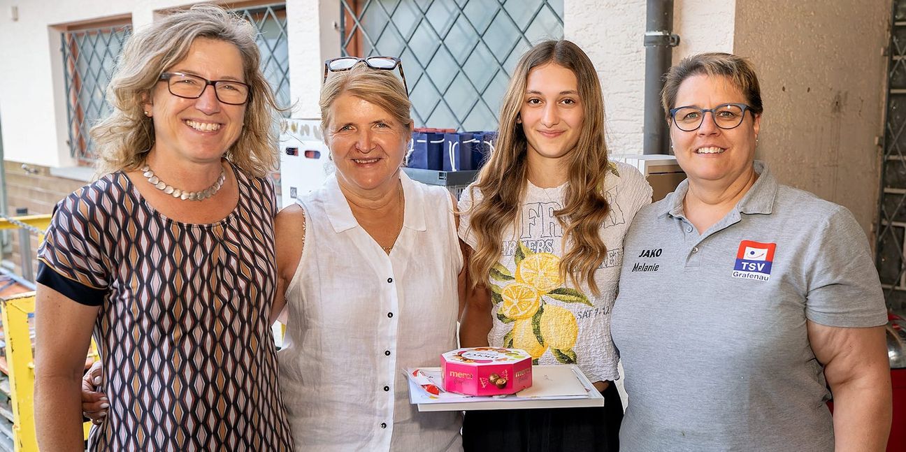 Auf dem Foto steht Jolina Gaiser (Zweite von rechts) mit Helga Gillich und Martina Exner-Judd (links) sowie rechts Melanie Zahn.
