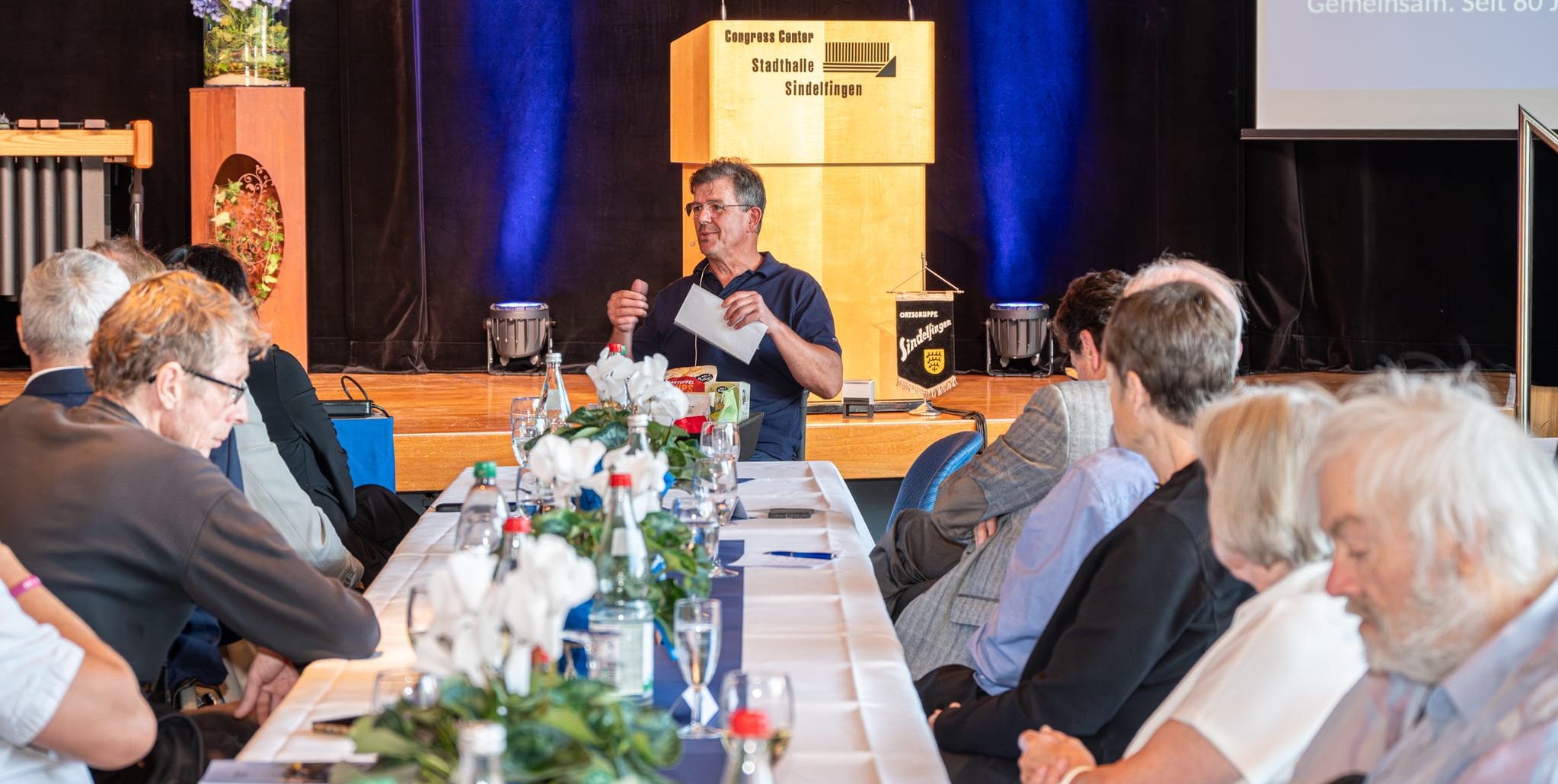 Der Sindelfinger VdK-Vorsitzende Roger Hahn blickt in seiner Rede zu den Anfängen des Ortsverbands.