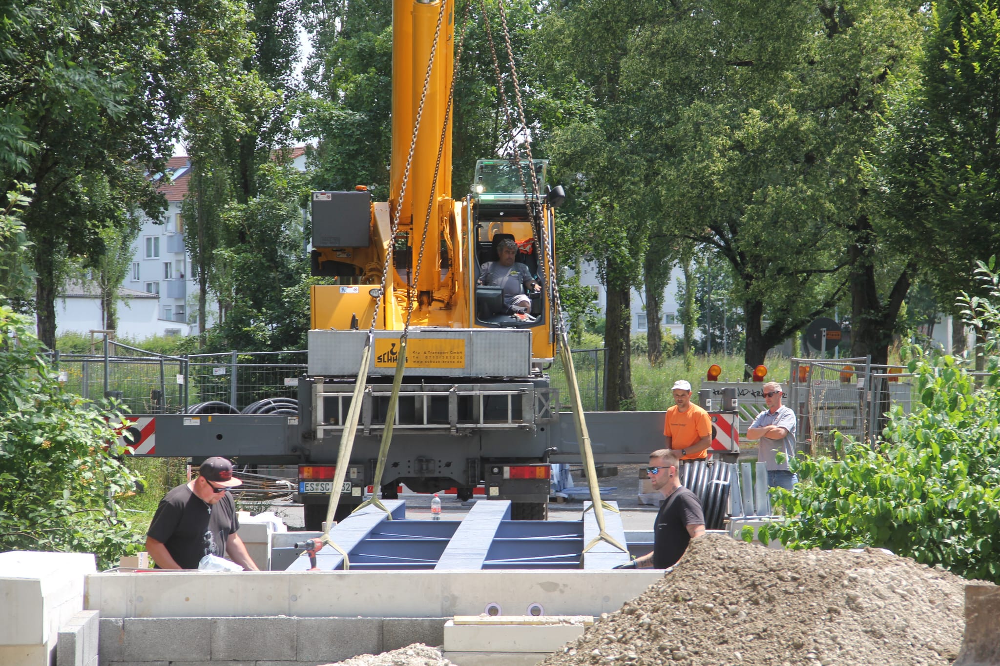 Weiter gehts: Nach langem Stillstand schreiten die Arbeiten an der neuen Brücke über den Langgraben voran.