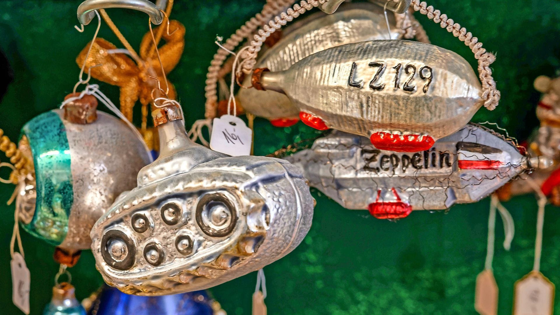 Historischer Weihnachtsbaumschmuck: Panzer und Zeppelin als Christbaumkugeln.
