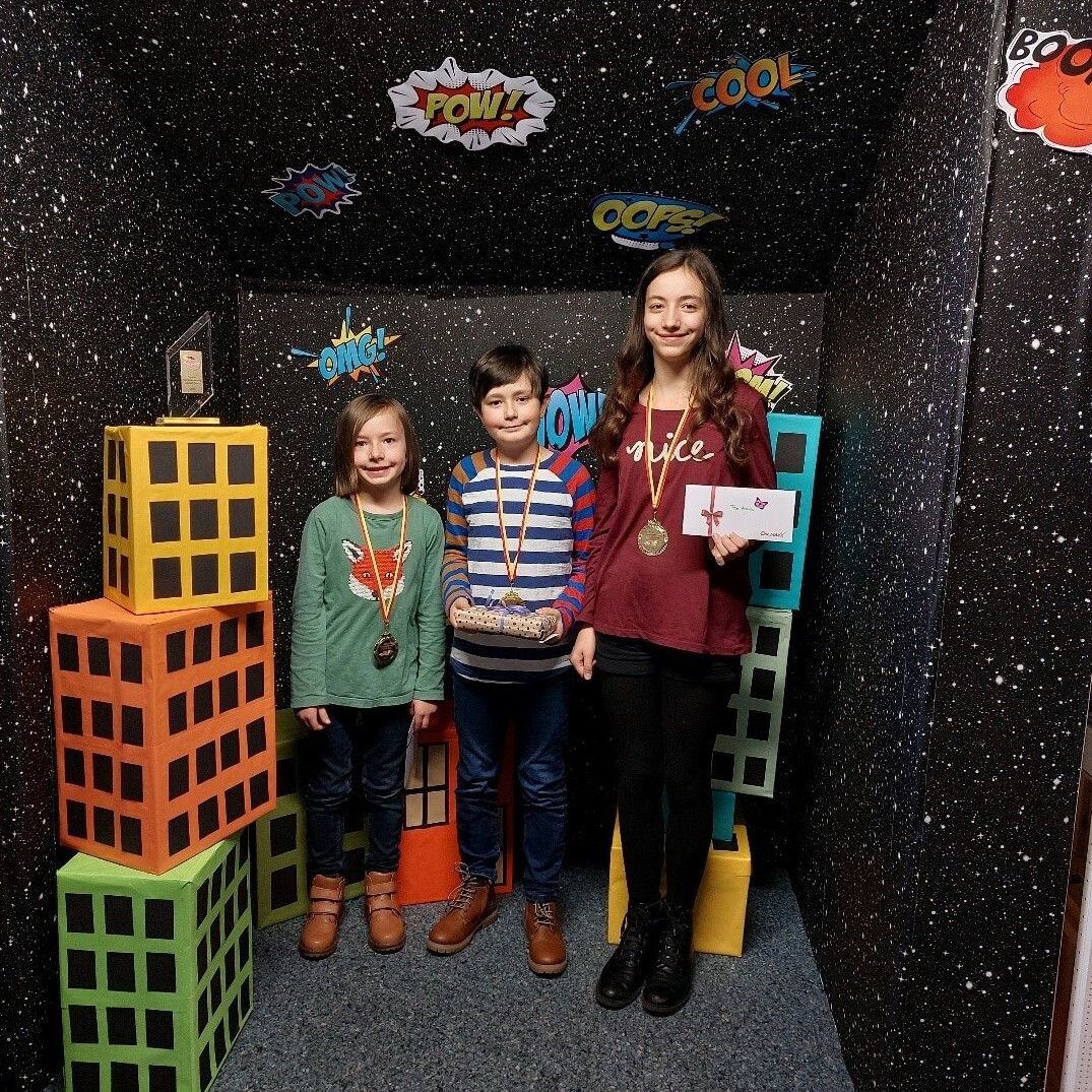 So sehen Gewinner aus: Die Geschwister Paul, Jan und Anna Maurer (von links) aus Sindelfingen.   Bild: Stadtbibliothek Sindelfingen