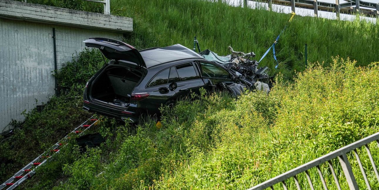 Für den Fahrer des Mercedes-Kombis kam jede Hilfe zu spät.