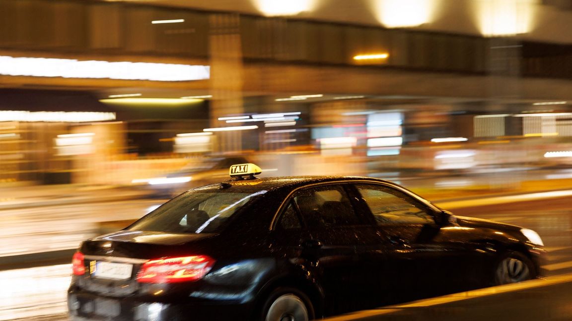 Baden-Württemberg war Vorreiter in Sachen freie Taxi-Farbe: hier ein schwarzes Taxi in Stuttgart. (Archivbild)