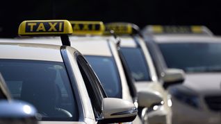 Taxis mussten lange Zeit eine vorgegebene Farbe haben - zuletzt hat nun Sachsen-Anhalt die Regelung gekippt. (Symbolbild)
