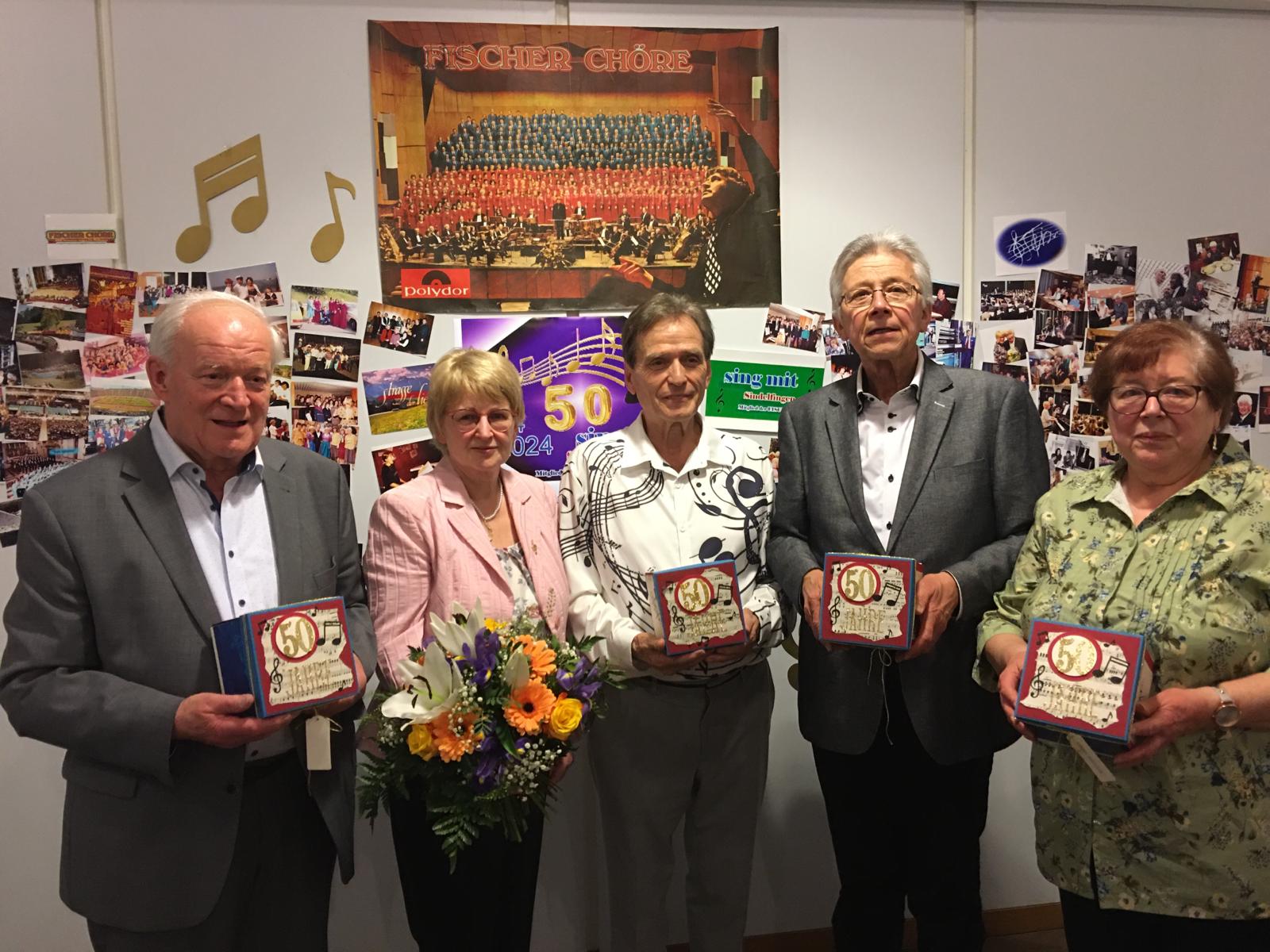 Chormitglieder, die von 1974 bis heute dem Chor „Sing mit Sindelfingen“ die Treue halten: Dieter Gerold, Ingeborg Hassler, Hans-Martin Hassler, Ralf Kohlruss und  Edith Schmid (von links).