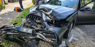 Die Wucht des Aufpralls hat die Front des Mercedes deformiert.