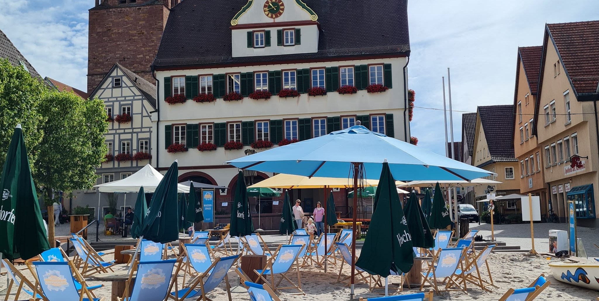 Vor dem Weil der Städter Rathaus ist es auch sonst immer schön. Beim Weiler Strandsommer wird es fast wie ein kleiner Urlaub.