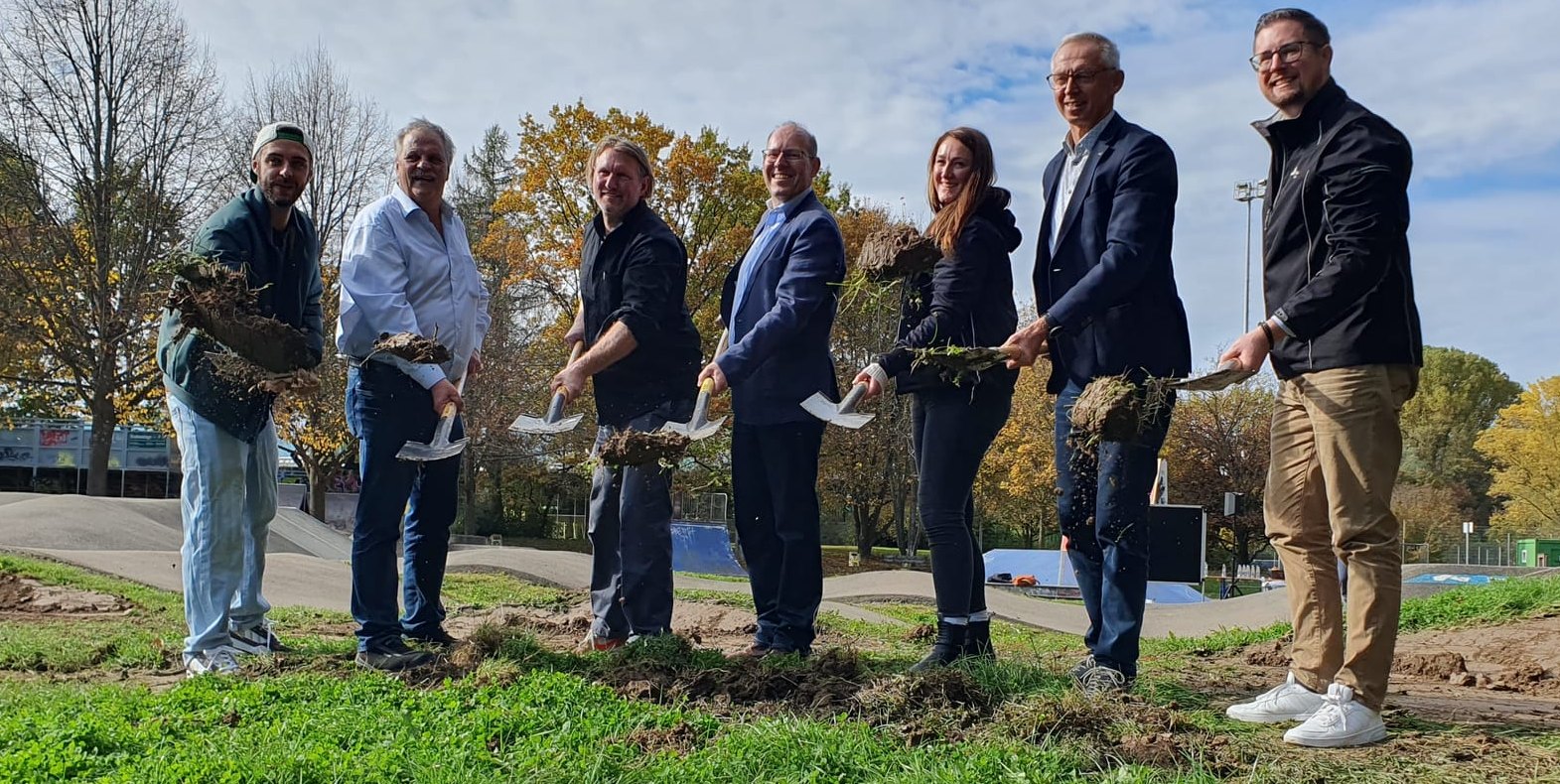 Los gehts: Spatenstich mit dem Skater Marco Fuchs, Bauunternehmer Michael Rau, Landskate-Planer Ulf Glänzer, Oberbürgermeister Dr. Bernd Vöhringer, Projektleiterin Anna-Lena Fahl, Erster Bürgermeister Christian Gangl und Sportamtsleiter Christian Keipert (von links).