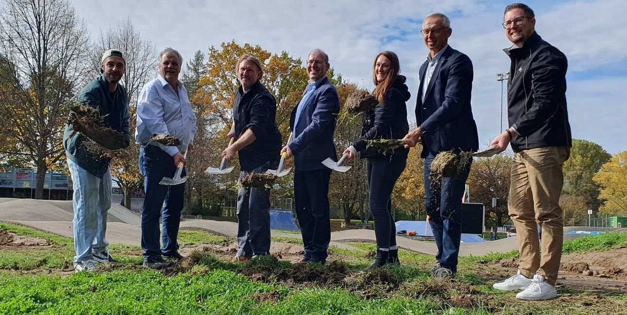 Los gehts: Spatenstich mit dem Skater Marco Fuchs, Bauunternehmer Michael Rau, Landskate-Planer Ulf Glänzer, Oberbürgermeister Dr. Bernd Vöhringer, Projektleiterin Anna-Lena Fahl, Erster Bürgermeister Christian Gangl und Sportamtsleiter Christian Keipert (von links).