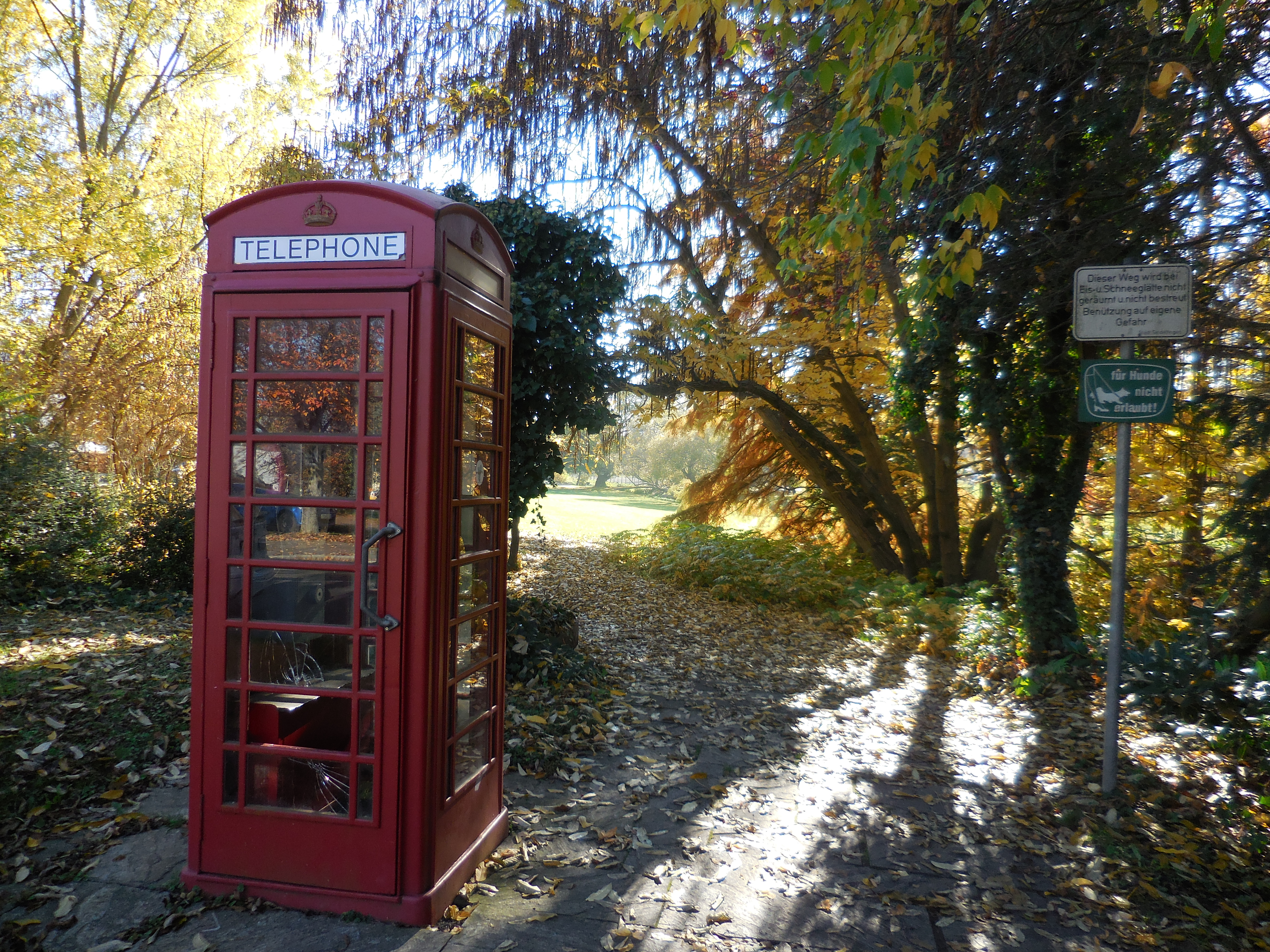 Die britische Telefonzelle ist das Wahrzeichen des Dronfieldparks. Bild: Bausch