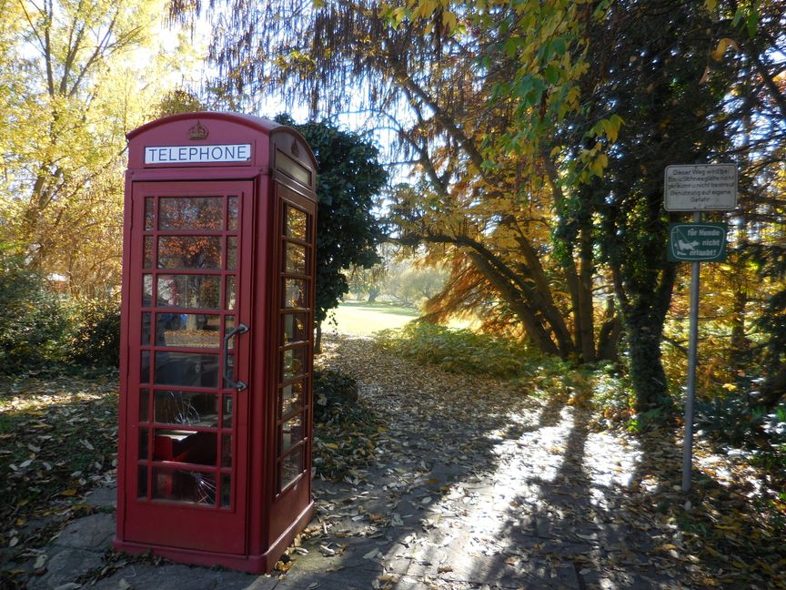 Die britische Telefonzelle ist das Wahrzeichen des Dronfieldparks. Bild: Bausch