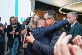 Grünen-Spitzenkandidat Cem Özdemir gratuliert Stefan Belz.