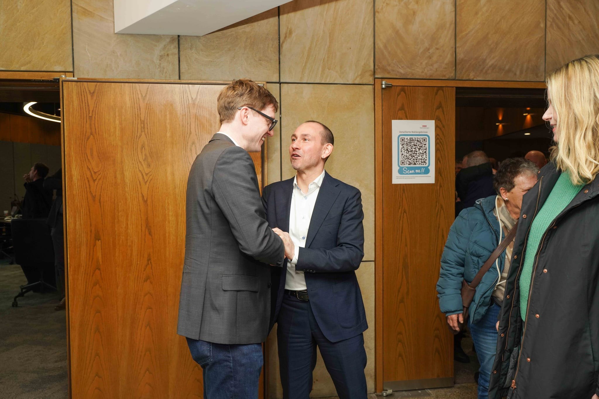 Stefan Belz (rechts) bleibt OB der Stadt Böblingen. Sindelfingens OB Markus Kleemann freue sich, mit ihm gemeinsam wichtige Themen umzusetzen.