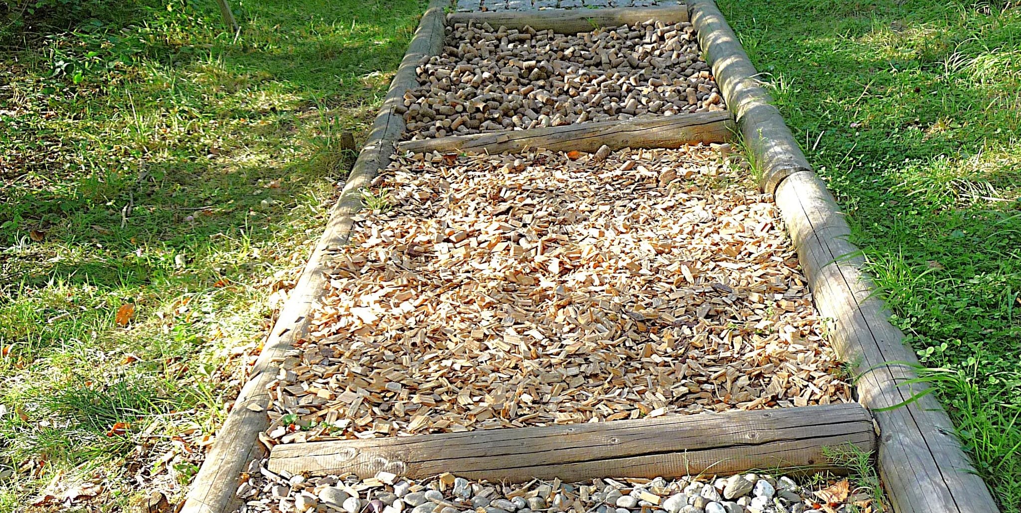 Der Agenda-Arbeitskreis Natur und Umwelt hat den Magstadter Barfußpfad am Beginn des Naturerlebnispfades auf der Steige neu hergerichtet. Bild: Reichert