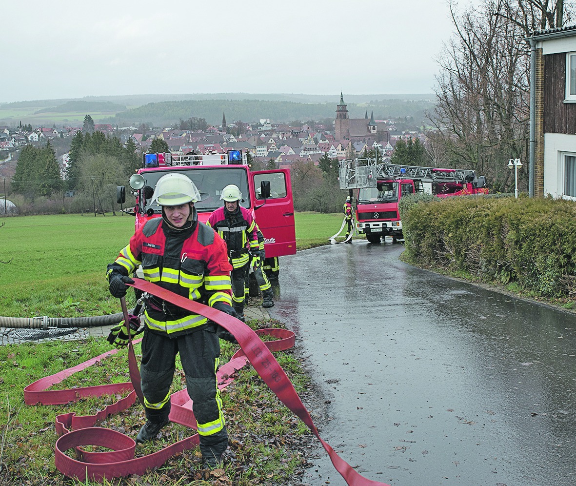 Bei der Feuerwehr-Übung an der Landesakademie für Jugendbildung musste eine Schlauchleitung bis zum Hydranten unten an der Tankstelle gelegt werden. Bild: Richter