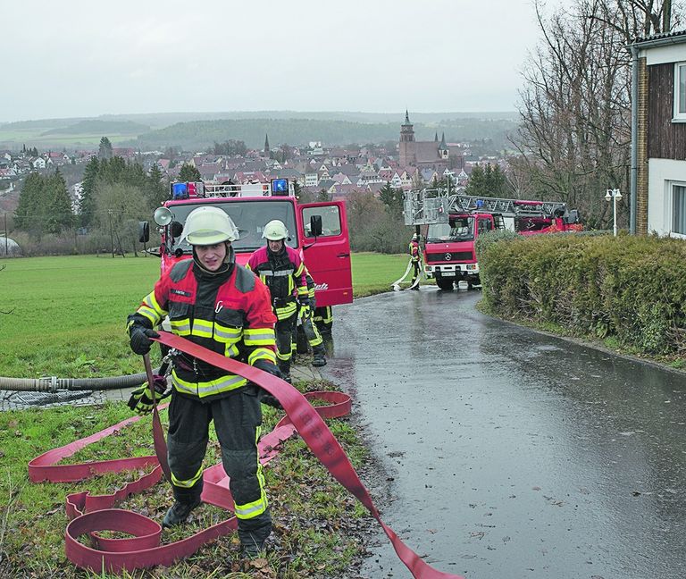 Bei der Feuerwehr-Übung an der Landesakademie für Jugendbildung musste eine Schlauchleitung bis zum Hydranten unten an der Tankstelle gelegt werden. Bild: Richter